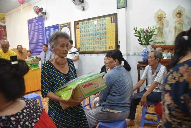 Đạo Tràng Minh Chất - Cần Thơ: Lễ Tắm Phật và tặng quà nhân mùa Phật đản