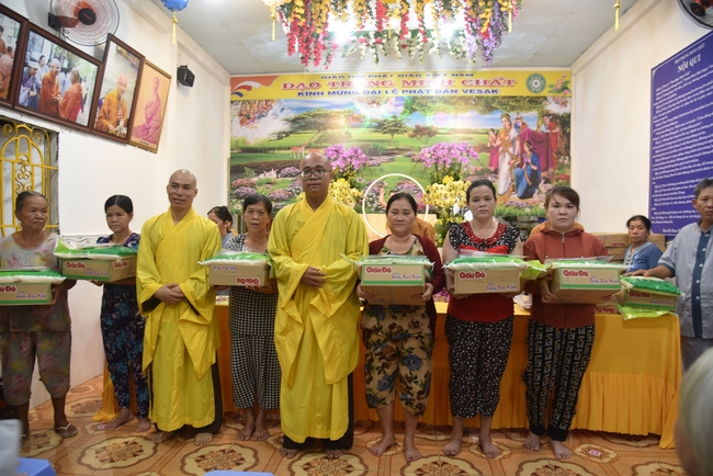 Đạo Tràng Minh Chất - Cần Thơ: Lễ Tắm Phật và tặng quà nhân mùa Phật đản