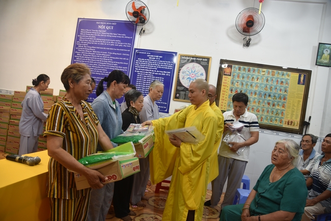 Đạo Tràng Minh Chất - Cần Thơ: Lễ Tắm Phật và tặng quà nhân mùa Phật đản