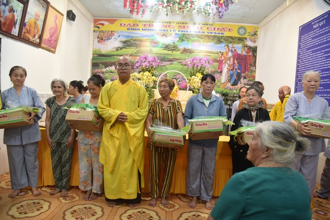 Đạo Tràng Minh Chất - Cần Thơ: Lễ Tắm Phật và tặng quà nhân mùa Phật đản