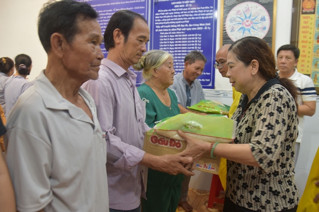 Đạo Tràng Minh Chất - Cần Thơ: Lễ Tắm Phật và tặng quà nhân mùa Phật đản