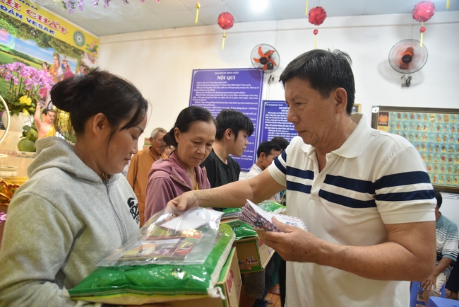 Đạo Tràng Minh Chất - Cần Thơ: Lễ Tắm Phật và tặng quà nhân mùa Phật đản