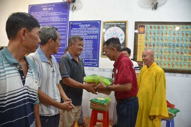 Đạo Tràng Minh Chất - Cần Thơ: Lễ Tắm Phật và tặng quà nhân mùa Phật đản