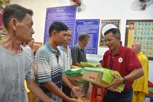 Đạo Tràng Minh Chất - Cần Thơ: Lễ Tắm Phật và tặng quà nhân mùa Phật đản