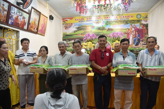 Đạo Tràng Minh Chất - Cần Thơ: Lễ Tắm Phật và tặng quà nhân mùa Phật đản