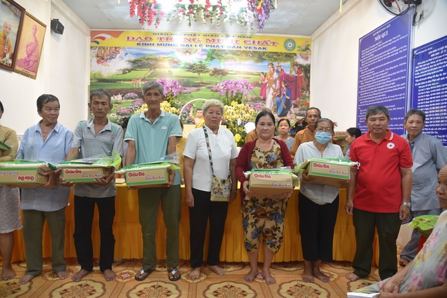 Đạo Tràng Minh Chất - Cần Thơ: Lễ Tắm Phật và tặng quà nhân mùa Phật đản