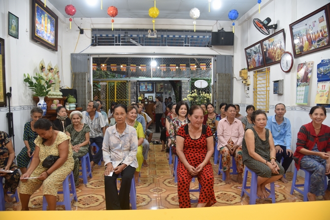 Đạo Tràng Minh Chất - Cần Thơ: Lễ Tắm Phật và tặng quà nhân mùa Phật đản