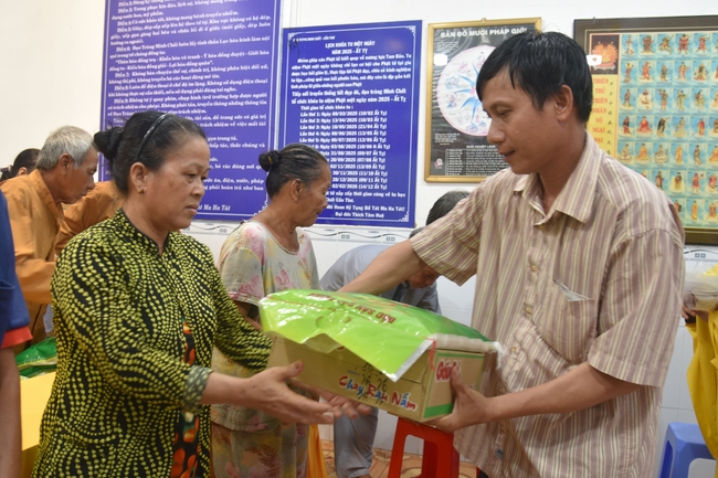 Đạo Tràng Minh Chất - Cần Thơ: Lễ Tắm Phật và tặng quà nhân mùa Phật đản