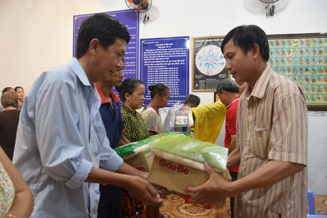 Đạo Tràng Minh Chất - Cần Thơ: Lễ Tắm Phật và tặng quà nhân mùa Phật đản