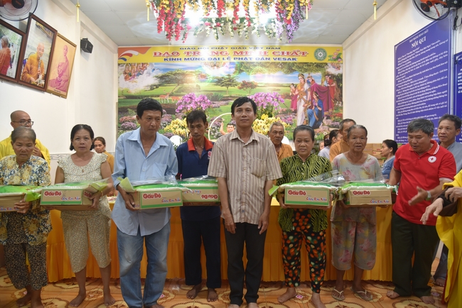 Đạo Tràng Minh Chất - Cần Thơ: Lễ Tắm Phật và tặng quà nhân mùa Phật đản