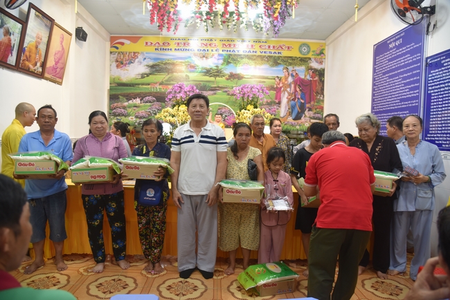 Đạo Tràng Minh Chất - Cần Thơ: Lễ Tắm Phật và tặng quà nhân mùa Phật đản