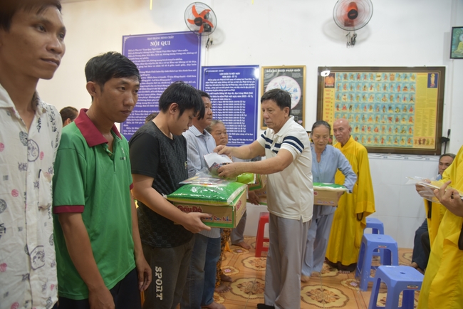 Đạo Tràng Minh Chất - Cần Thơ: Lễ Tắm Phật và tặng quà nhân mùa Phật đản