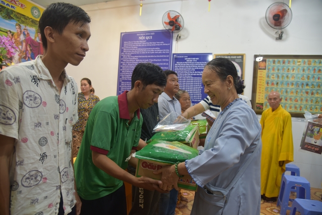 Đạo Tràng Minh Chất - Cần Thơ: Lễ Tắm Phật và tặng quà nhân mùa Phật đản