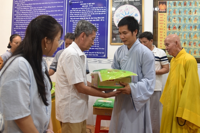 Đạo Tràng Minh Chất - Cần Thơ: Lễ Tắm Phật và tặng quà nhân mùa Phật đản