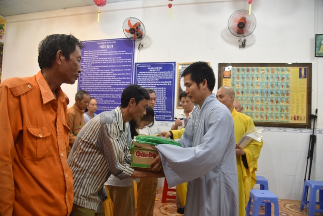 Đạo Tràng Minh Chất - Cần Thơ: Lễ Tắm Phật và tặng quà nhân mùa Phật đản