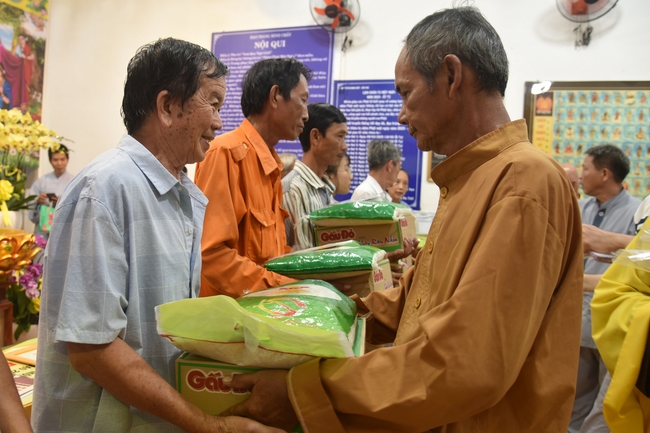 Đạo Tràng Minh Chất - Cần Thơ: Lễ Tắm Phật và tặng quà nhân mùa Phật đản