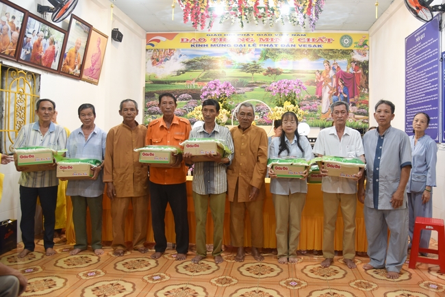 Đạo Tràng Minh Chất - Cần Thơ: Lễ Tắm Phật và tặng quà nhân mùa Phật đản