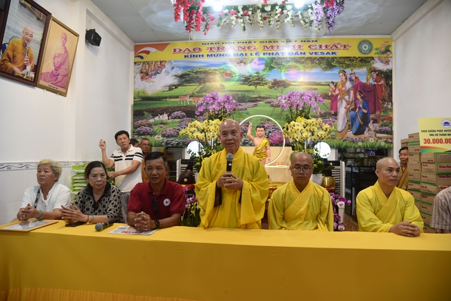 Đạo Tràng Minh Chất - Cần Thơ: Lễ Tắm Phật và tặng quà nhân mùa Phật đản