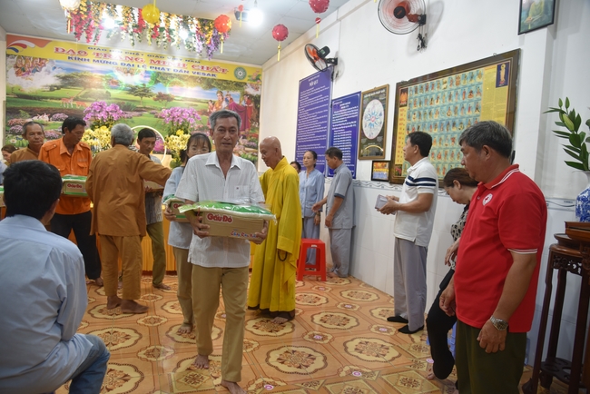 Đạo Tràng Minh Chất - Cần Thơ: Lễ Tắm Phật và tặng quà nhân mùa Phật đản