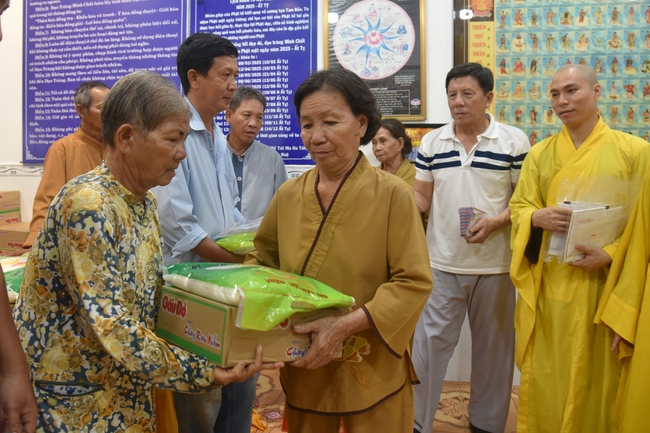 Đạo Tràng Minh Chất - Cần Thơ: Lễ Tắm Phật và tặng quà nhân mùa Phật đản