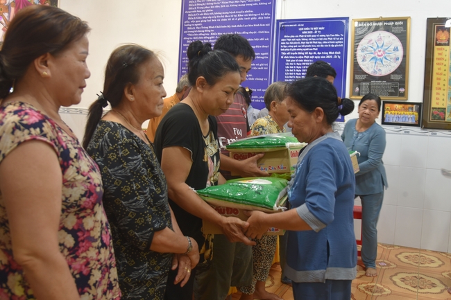 Đạo Tràng Minh Chất - Cần Thơ: Lễ Tắm Phật và tặng quà nhân mùa Phật đản