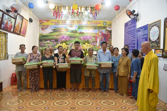 Đạo Tràng Minh Chất - Cần Thơ: Lễ Tắm Phật và tặng quà nhân mùa Phật đản