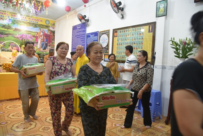 Đạo Tràng Minh Chất - Cần Thơ: Lễ Tắm Phật và tặng quà nhân mùa Phật đản