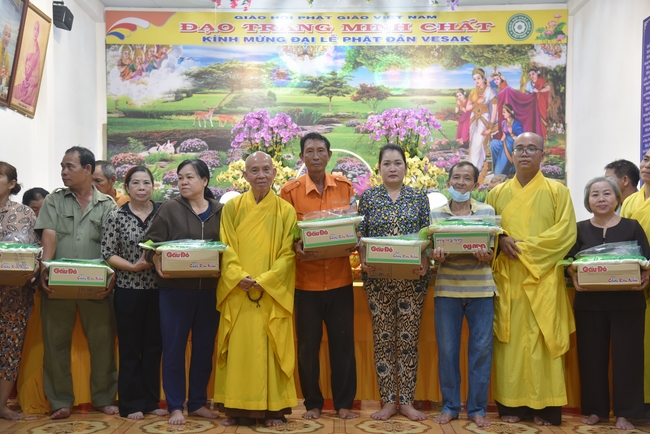 Đạo Tràng Minh Chất - Cần Thơ: Lễ Tắm Phật và tặng quà nhân mùa Phật đản