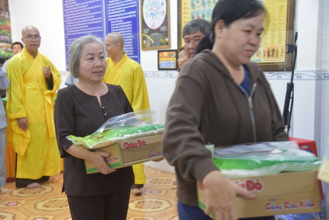 Đạo Tràng Minh Chất - Cần Thơ: Lễ Tắm Phật và tặng quà nhân mùa Phật đản