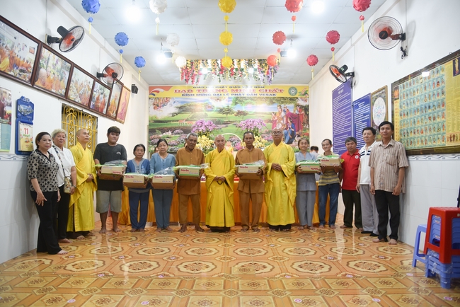 Đạo Tràng Minh Chất - Cần Thơ: Lễ Tắm Phật và tặng quà nhân mùa Phật đản