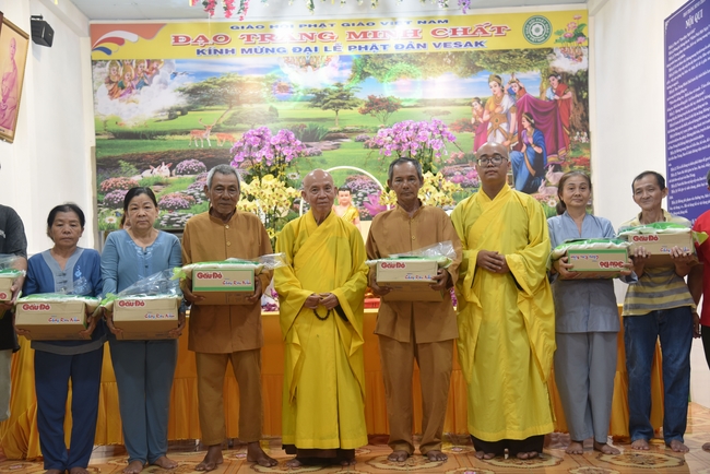 Đạo Tràng Minh Chất - Cần Thơ: Lễ Tắm Phật và tặng quà nhân mùa Phật đản
