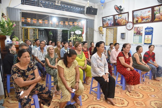 Đạo Tràng Minh Chất - Cần Thơ: Lễ Tắm Phật và tặng quà nhân mùa Phật đản