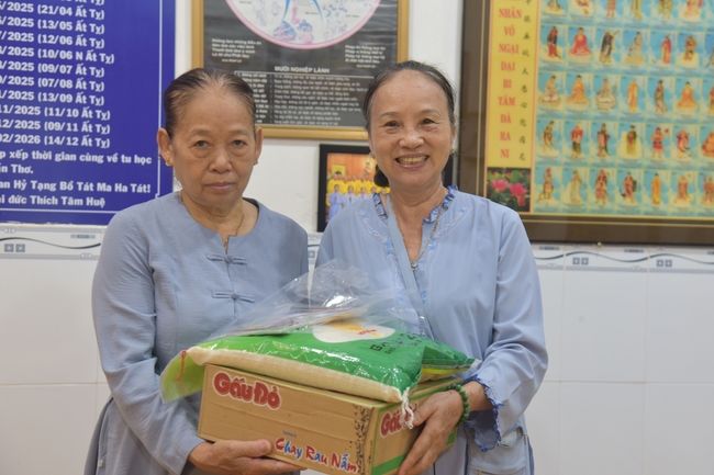 Đạo Tràng Minh Chất - Cần Thơ: Lễ Tắm Phật và tặng quà nhân mùa Phật đản