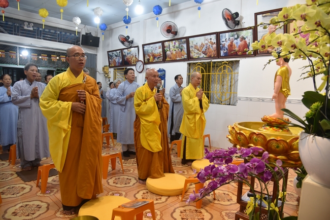 Đạo Tràng Minh Chất - Cần Thơ: Lễ Tắm Phật và tặng quà nhân mùa Phật đản