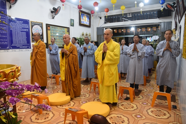 Đạo Tràng Minh Chất - Cần Thơ: Lễ Tắm Phật và tặng quà nhân mùa Phật đản