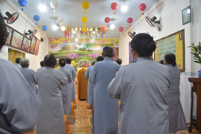 Đạo Tràng Minh Chất - Cần Thơ: Lễ Tắm Phật và tặng quà nhân mùa Phật đản