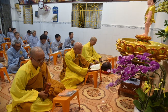 Đạo Tràng Minh Chất - Cần Thơ: Lễ Tắm Phật và tặng quà nhân mùa Phật đản