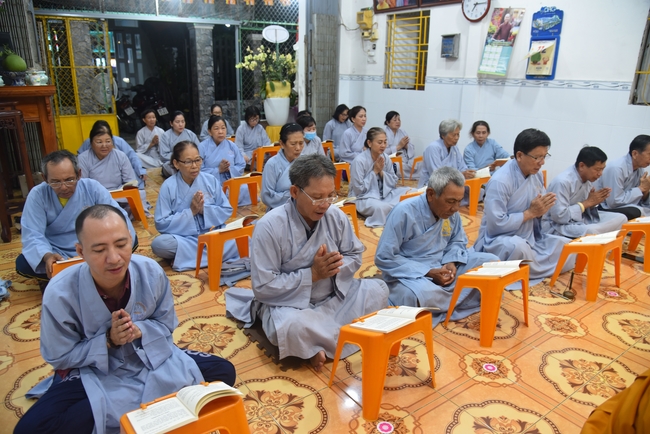 Đạo Tràng Minh Chất - Cần Thơ: Lễ Tắm Phật và tặng quà nhân mùa Phật đản