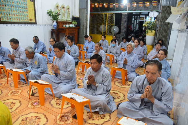 Đạo Tràng Minh Chất - Cần Thơ: Lễ Tắm Phật và tặng quà nhân mùa Phật đản