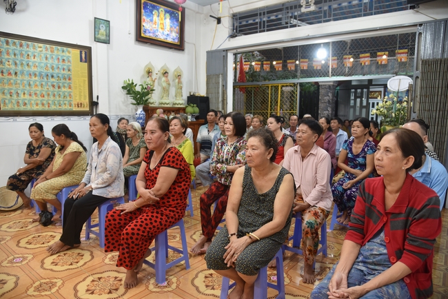 Đạo Tràng Minh Chất - Cần Thơ: Lễ Tắm Phật và tặng quà nhân mùa Phật đản