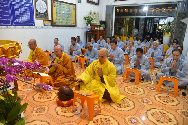 Đạo Tràng Minh Chất - Cần Thơ: Lễ Tắm Phật và tặng quà nhân mùa Phật đản