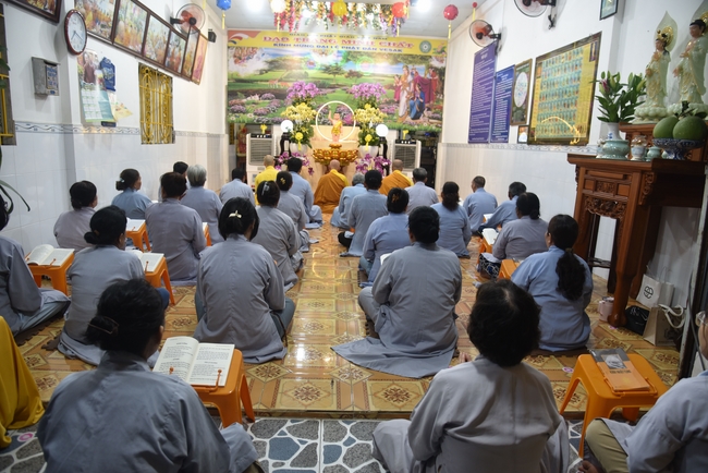 Đạo Tràng Minh Chất - Cần Thơ: Lễ Tắm Phật và tặng quà nhân mùa Phật đản