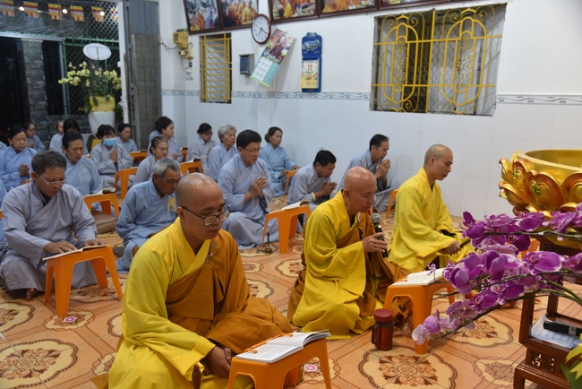 Đạo Tràng Minh Chất - Cần Thơ: Lễ Tắm Phật và tặng quà nhân mùa Phật đản