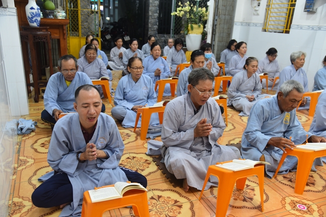 Đạo Tràng Minh Chất - Cần Thơ: Lễ Tắm Phật và tặng quà nhân mùa Phật đản