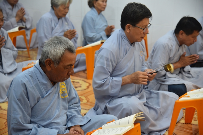 Đạo Tràng Minh Chất - Cần Thơ: Lễ Tắm Phật và tặng quà nhân mùa Phật đản