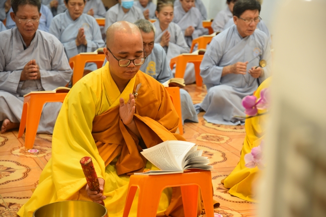 Đạo Tràng Minh Chất - Cần Thơ: Lễ Tắm Phật và tặng quà nhân mùa Phật đản