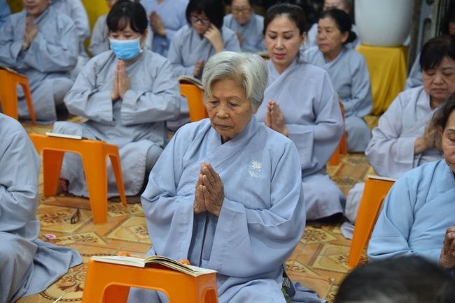 Đạo Tràng Minh Chất - Cần Thơ: Lễ Tắm Phật và tặng quà nhân mùa Phật đản