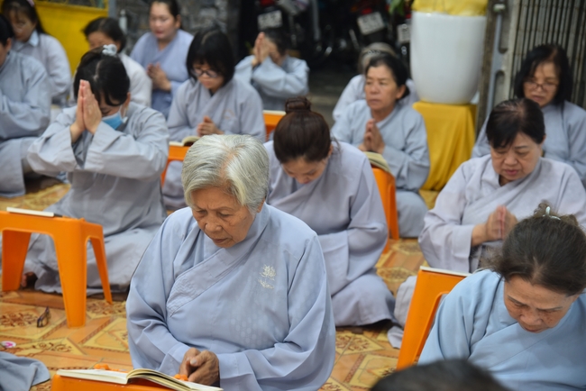 Đạo Tràng Minh Chất - Cần Thơ: Lễ Tắm Phật và tặng quà nhân mùa Phật đản