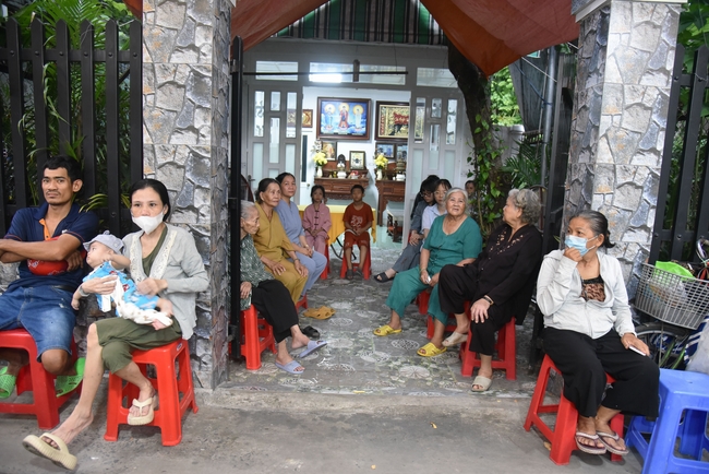 Đạo Tràng Minh Chất - Cần Thơ: Lễ Tắm Phật và tặng quà nhân mùa Phật đản