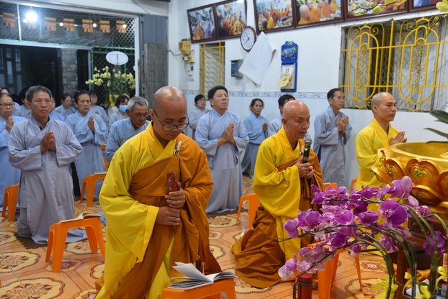 Đạo Tràng Minh Chất - Cần Thơ: Lễ Tắm Phật và tặng quà nhân mùa Phật đản